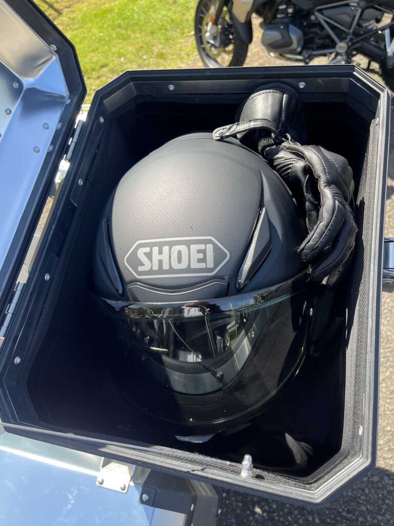 Im Topcase verschwindet der Motorradhelm ganz problemlos.