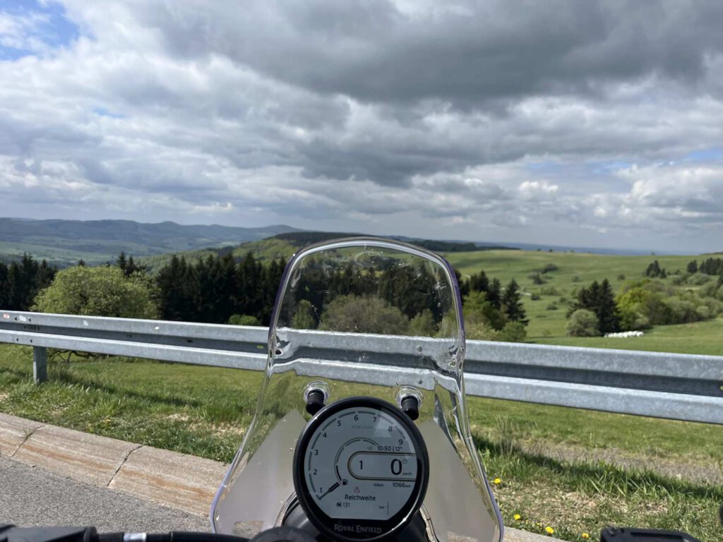 Das Cockpit der Royal Enfield 450 Himalayan
