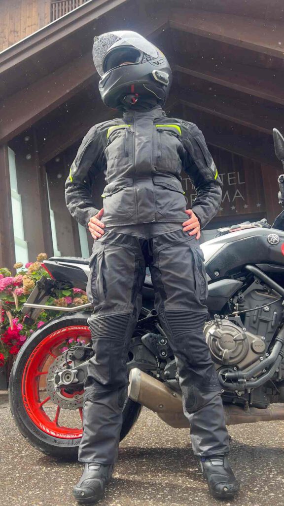 Karina bleibt dank Held Motorradkombi trocken. Beim Motorradfahren hilfreich.