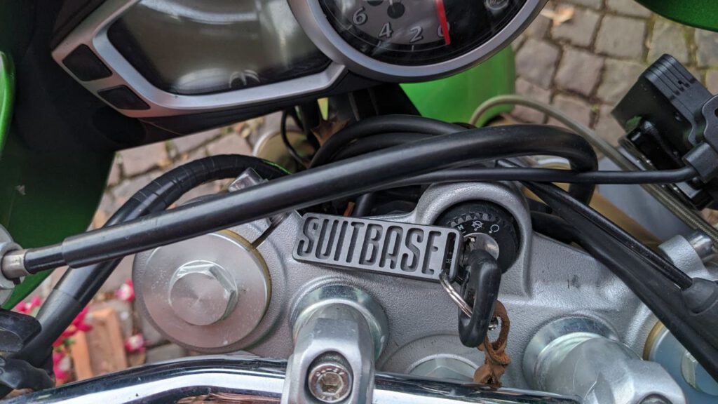 Suitbase Keytag aus Carbon mit Motorradschlüssel