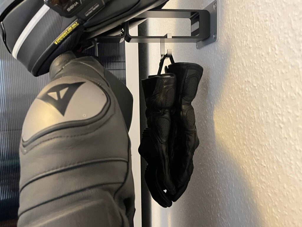 Handschuhe und Lederjacke gut verstaut
