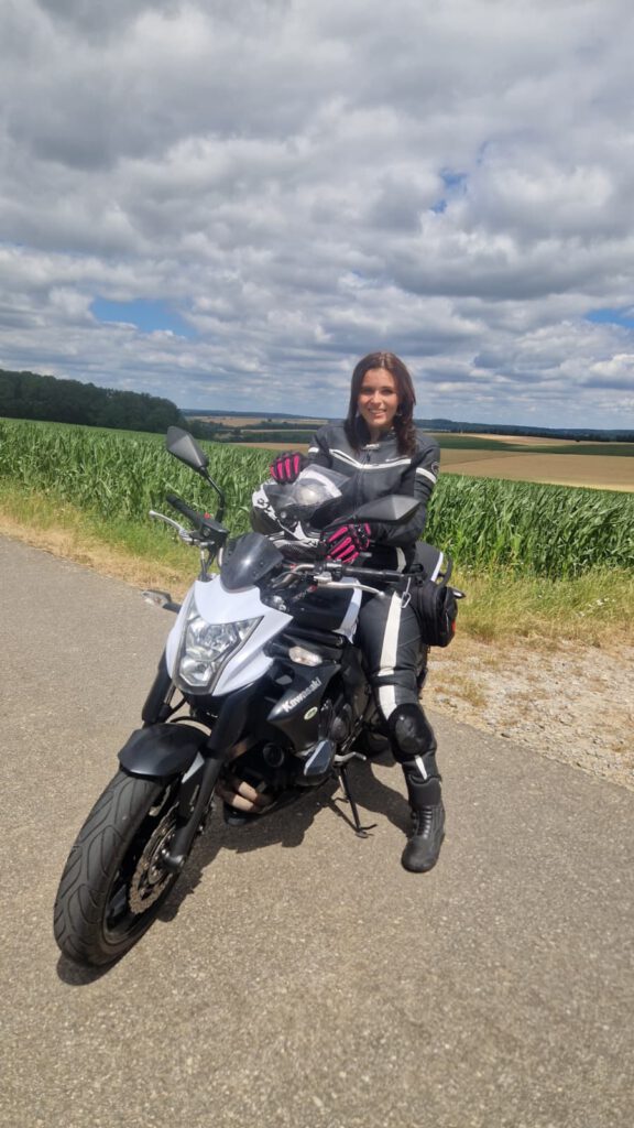 Magdalena mit Ihrer Kawasaki auf Tour.