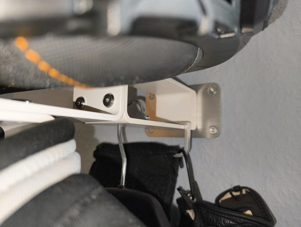 Mit der ganzen Motorradausrüstung wirds eng.