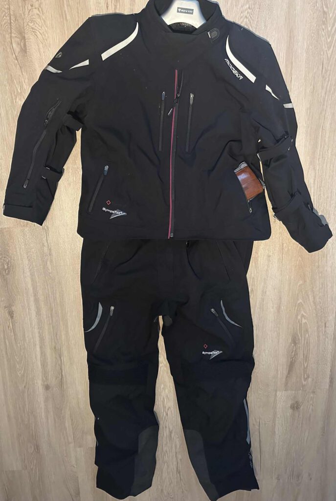 Modeka Takuya Lady Motorradkombi in schwarz mit 360 Grad Reflektoren.