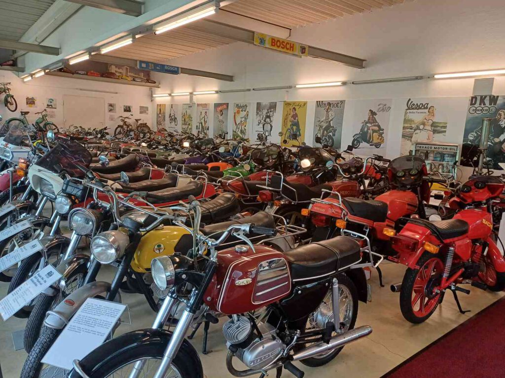 Viele Motorräder und Motorradposter