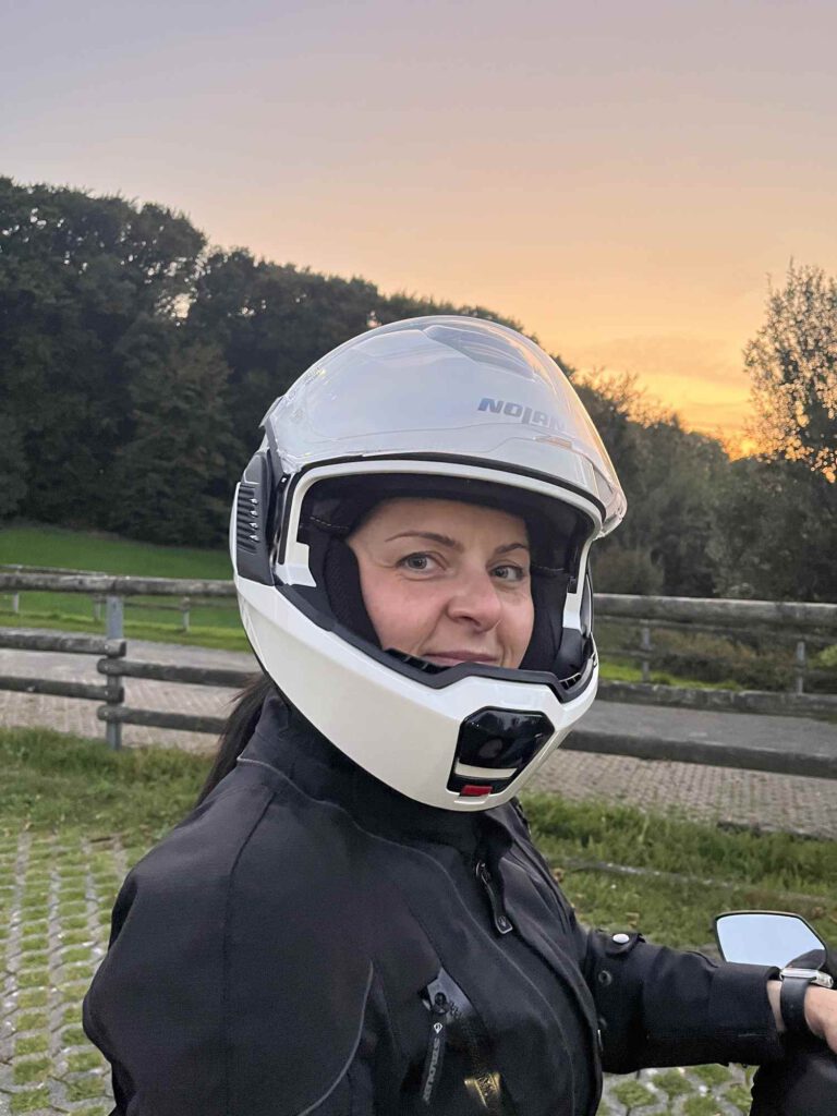 Auch kleine Köpfe passen gut in den breiten Helm.