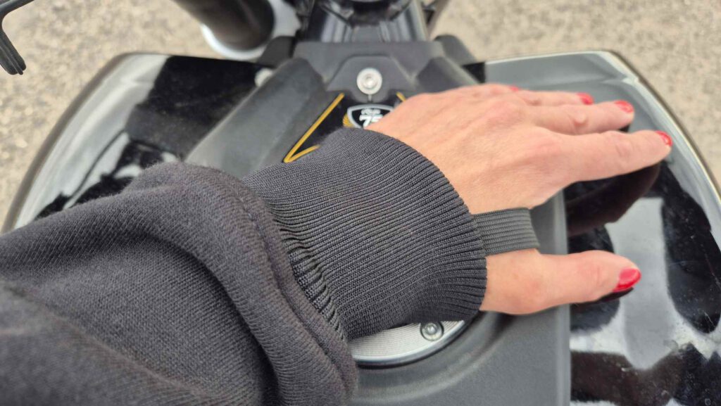 Daumenschlaufe am Pando Moto Phantom Hoodie