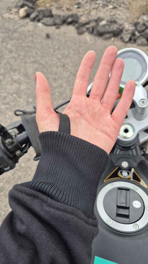 Daumenschlaufe und alnge Bündchen am Phantom Hoodie