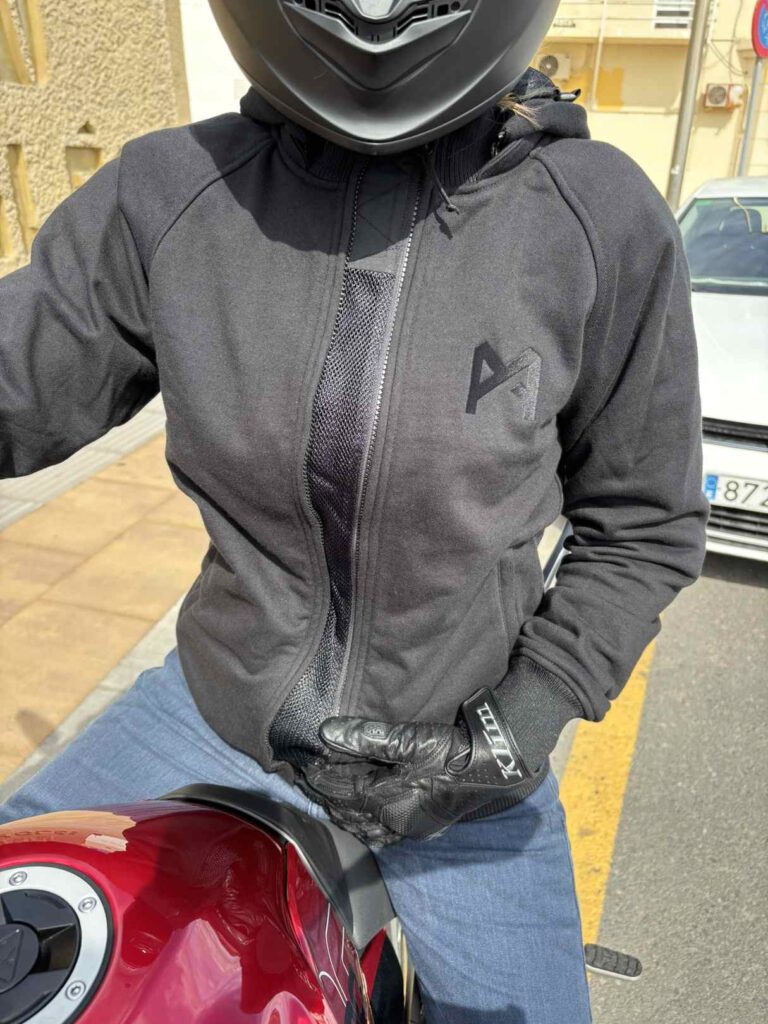 Großes Meshpanel sorgt für viel Frischlust im Hoodie