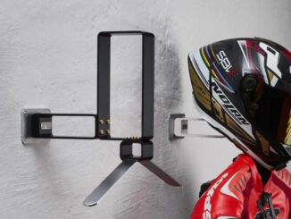 Suitbase Pro setzt deine Motorradausrüstung stylisch in Szene, braucht aber Platz zum wirken.