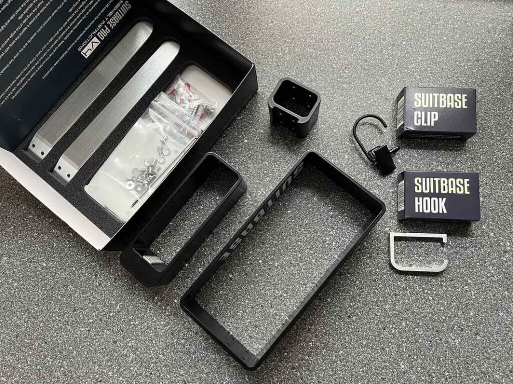 Suitbase Pro Karton mit Inhalt