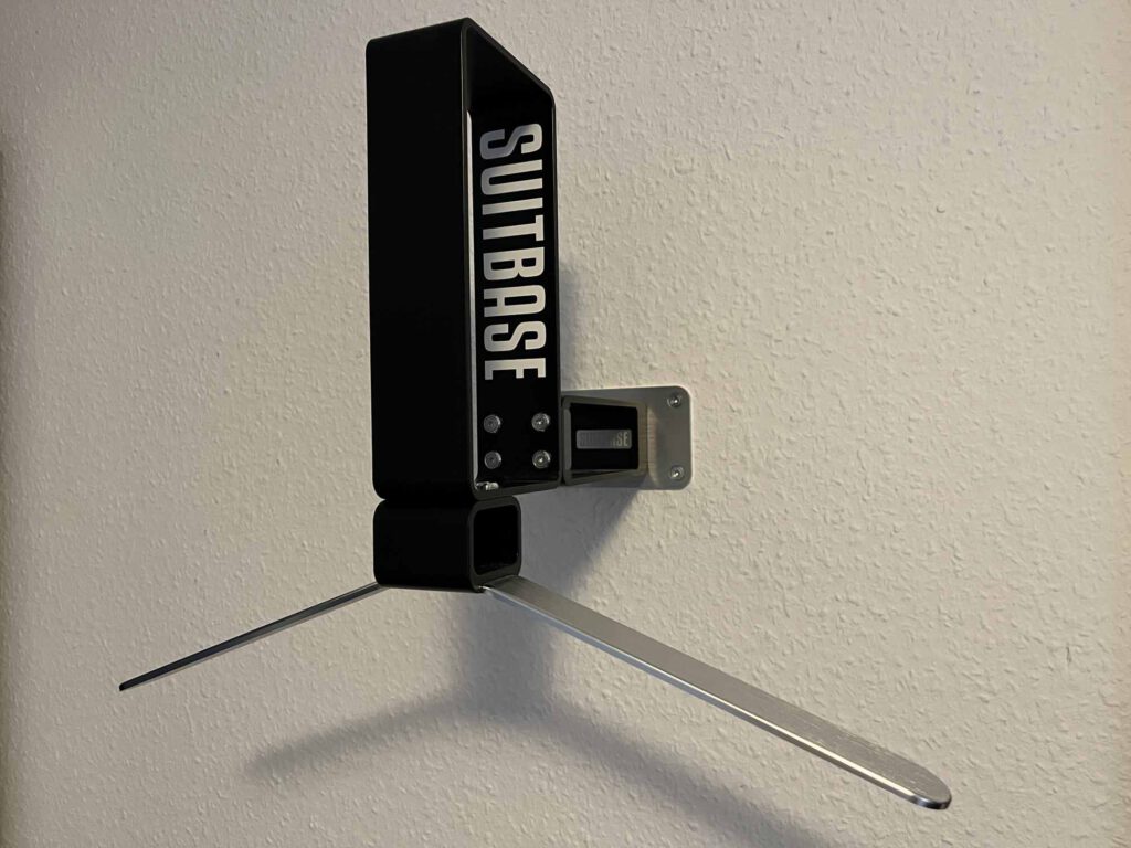 Suitbase Pro in schwarz an der Wand