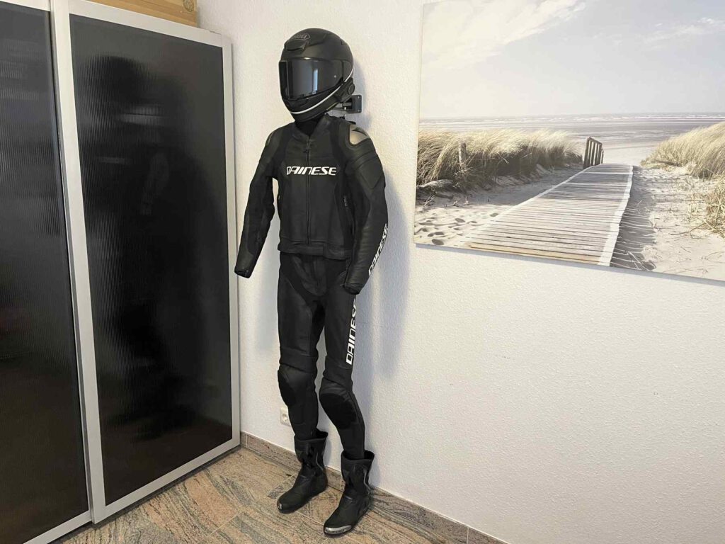 Suitbase mit Jacke und Hose zusammen