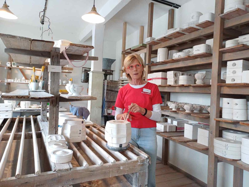 Eva macht Zuckerdosen im Porzellanikon in Selb