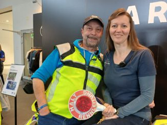 Claudia spricht mit Jörg von der Rennleitung 110.
