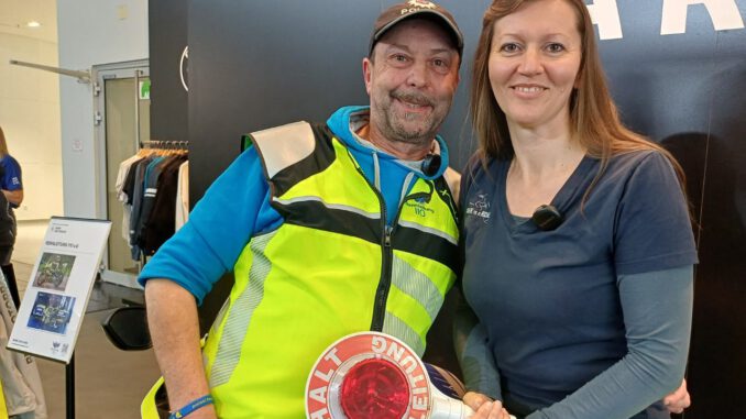 Claudia spricht mit Jörg von der Rennleitung 110.