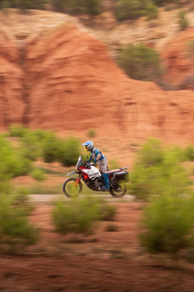 Adventure-Motorrad auf Langstrecke beim Paris–Nordkapp Event mit Dunlop als Reifenpartner