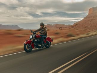 Indian Chief Vintage 2026 auf einer langen geraden Straße in den USA