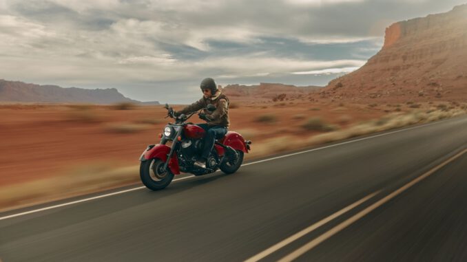 Indian Chief Vintage 2026 auf einer langen geraden Straße in den USA