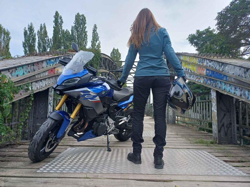 Klim Komplettoutfit mit Marrakesh Jacke, Hose, Handschuhe und Helm.