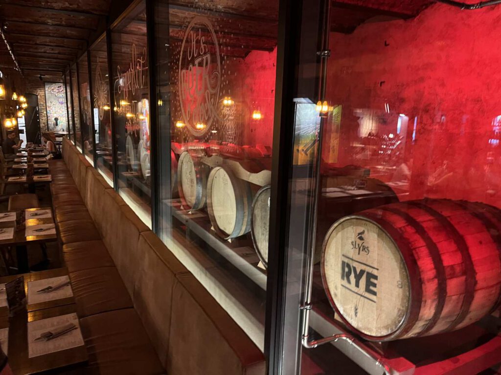 Liebesbier serviert auch Barrel Aged das ist Bier in Whiskyfässern.