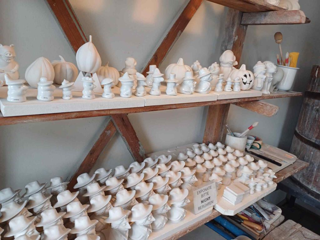 Porzellanfiguren entstehen in Handarbeit