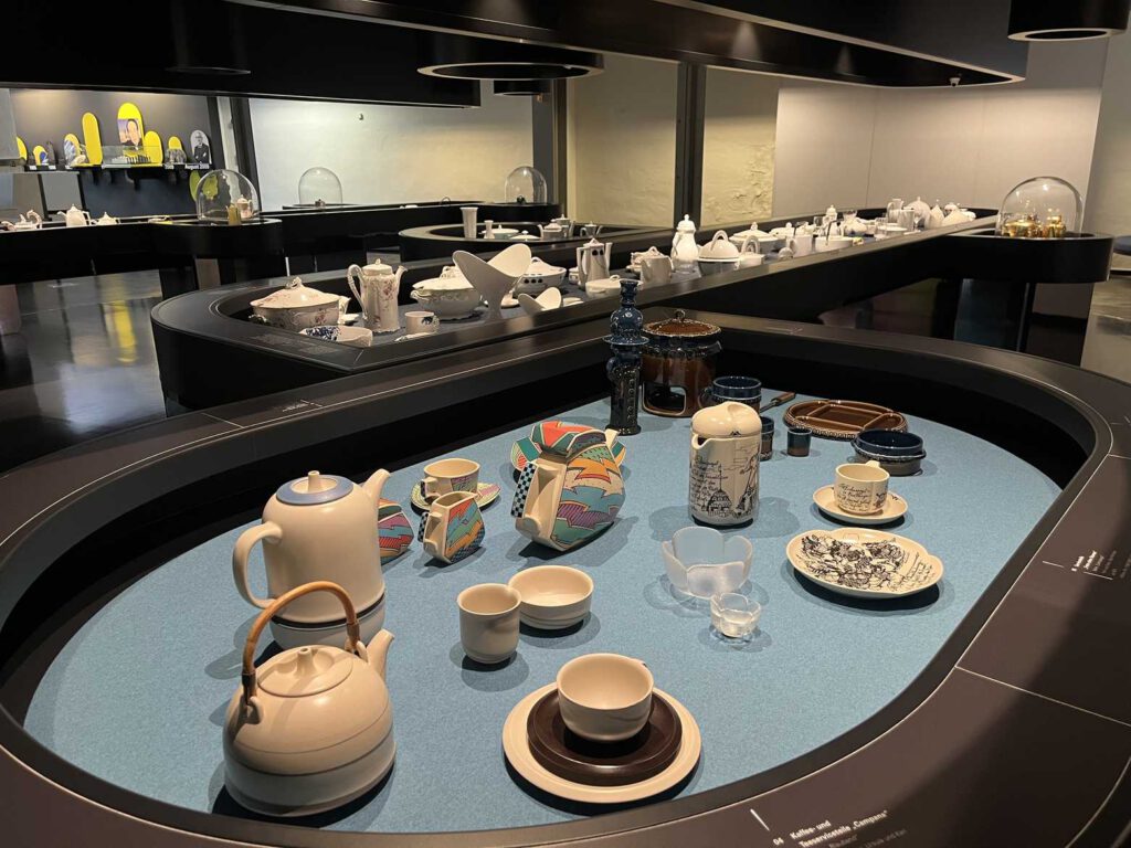 Fertiges Porzellangeschirr im Porzellanmuseum.