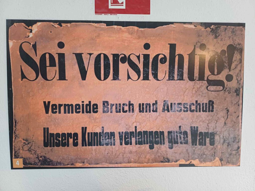 Arbeitshinweis im Porzelanikon in Selb