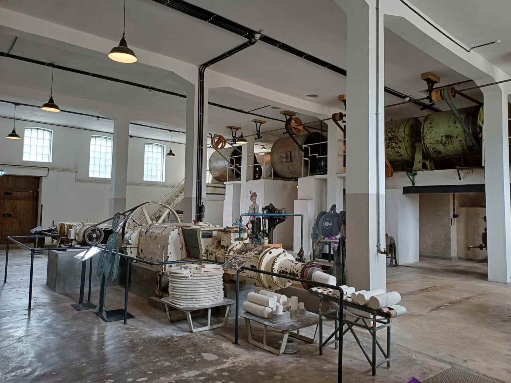 Produktionsmaschinen mit original Transmission im Porzellanmuseum in Selb