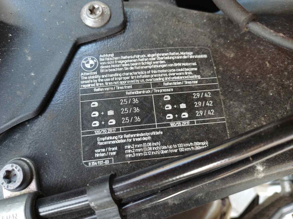 Reifendruck und Profiltiefe. Diese Tafel mit den relevanten Werten an einer BMW F900XR