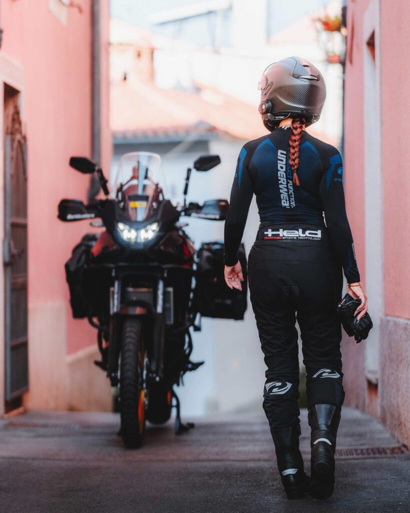 Sandra fährt wie viele Motorradfahrerinnen mit Held