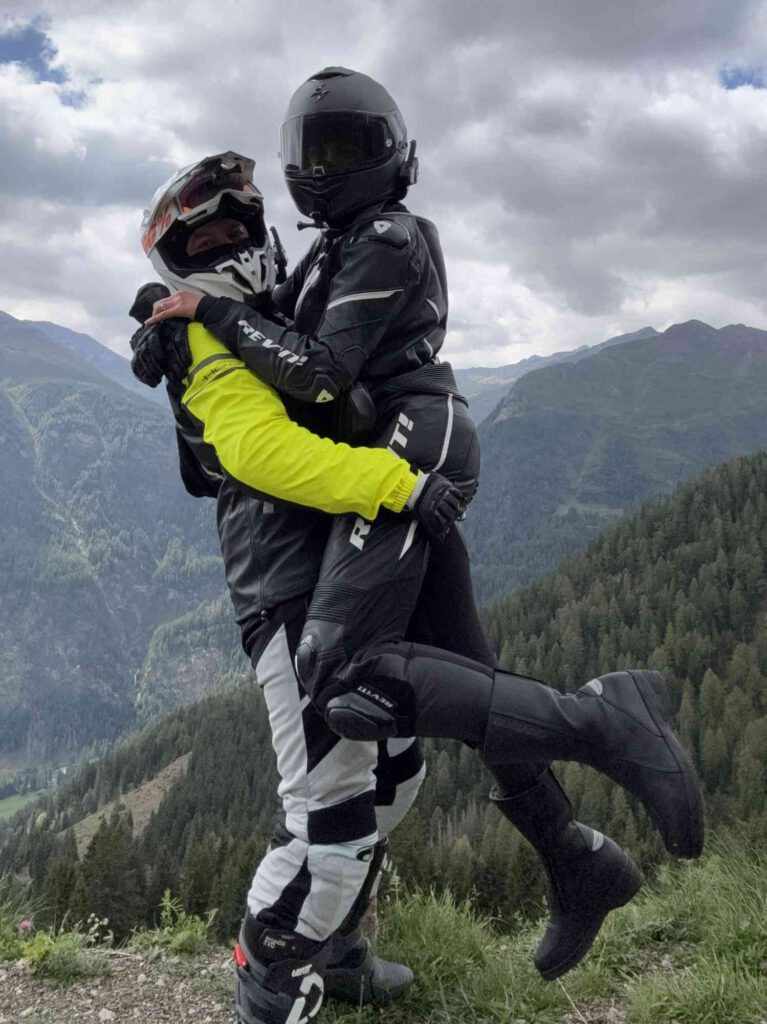 Sandra und Mann fahren gemeinsam mit dem Motorrad durch die Welt