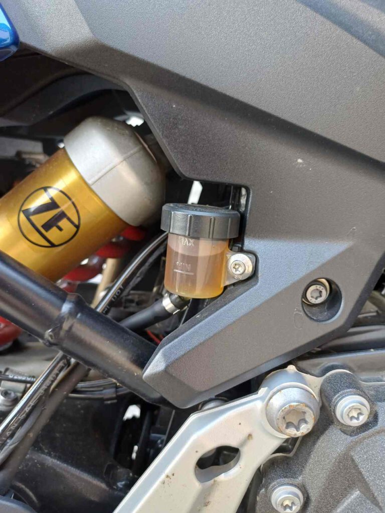 Hier das Schauglas zum Ölstand an einer BMW F900XR