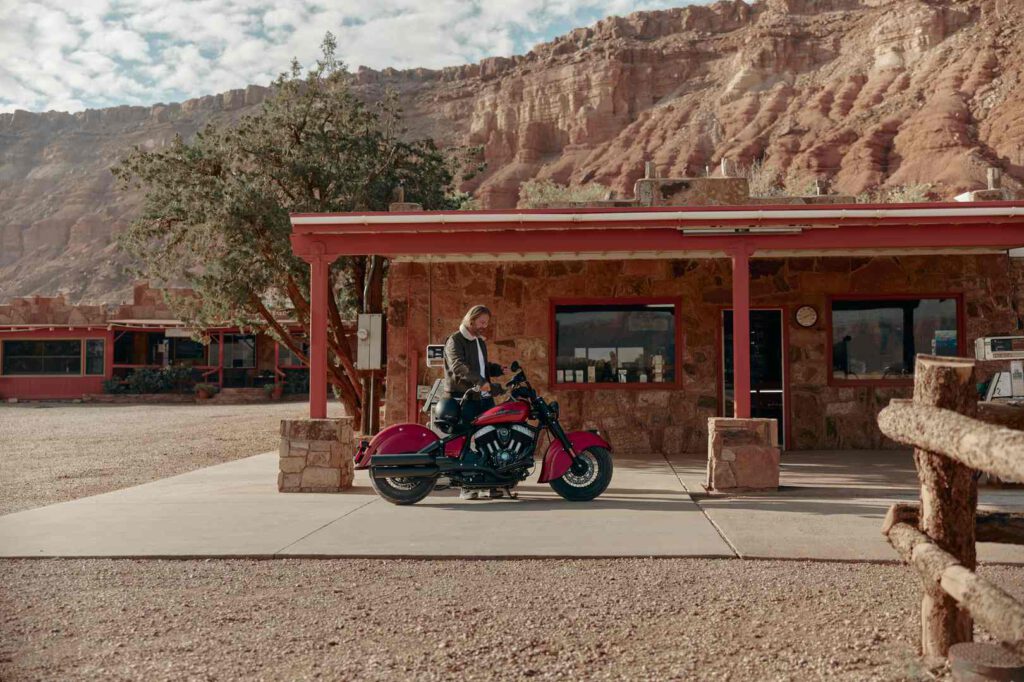 Vintage Chief an Vintage Tankstelle