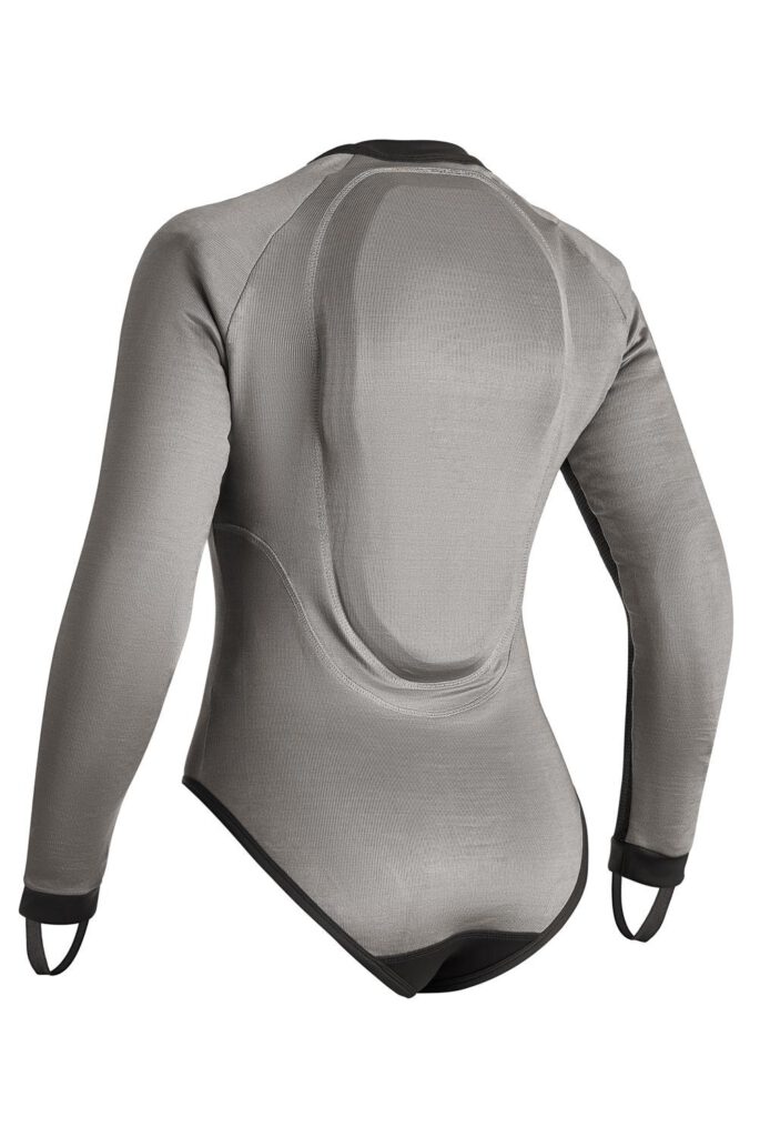 Protektoren an Schultern und Ellenbogen sind im Baselayer fast unsichtbar.