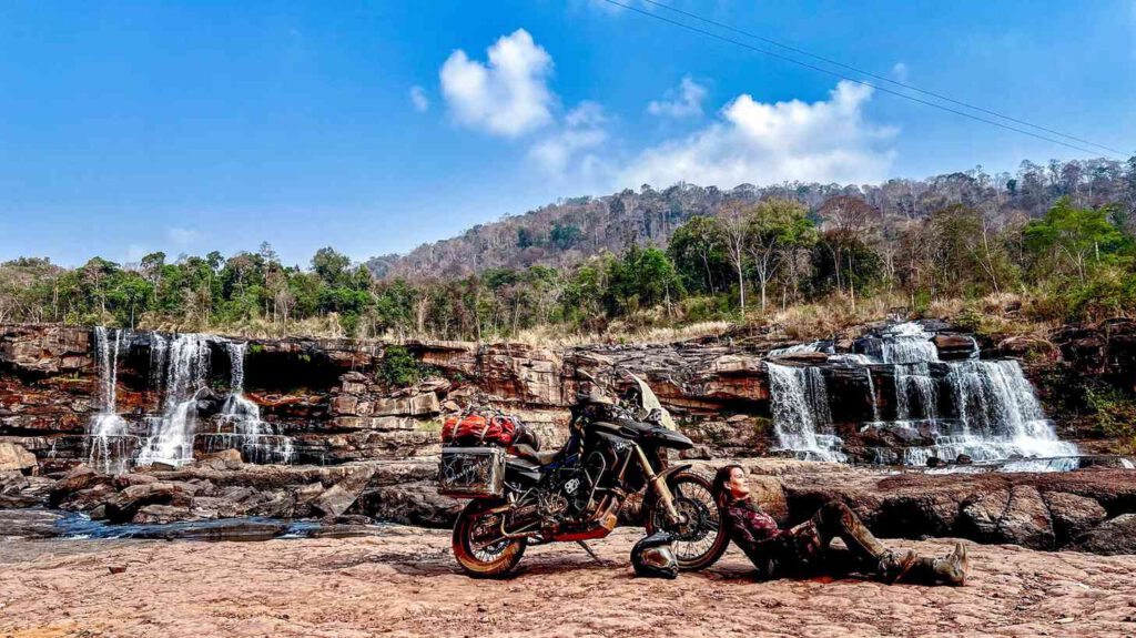 Claudai vor Wasserfällen.