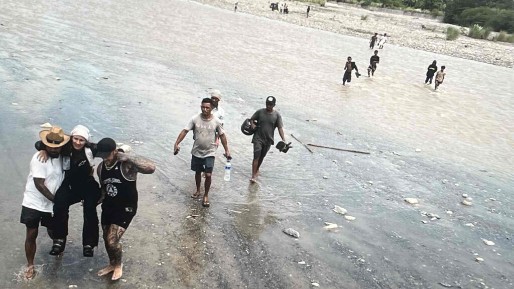 Claudia wird aus dem Fluss getragen