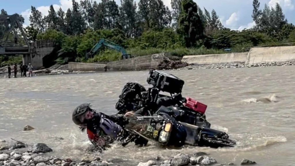 Motorradsturz in einem Fluss in Timor.