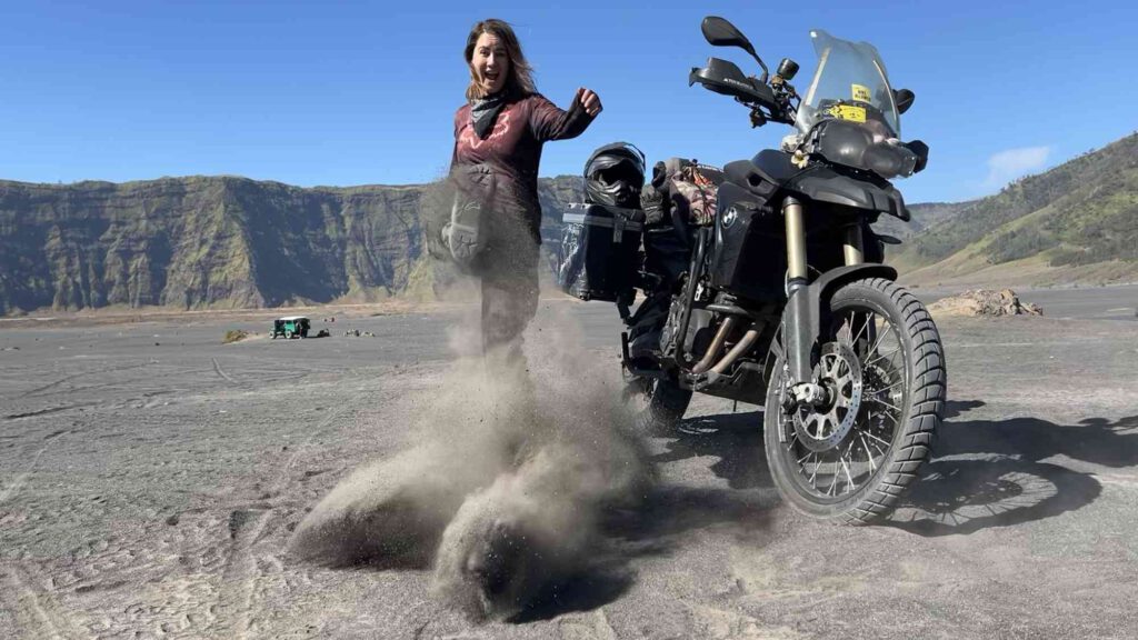 BMW F800GS im schwarzen Staub