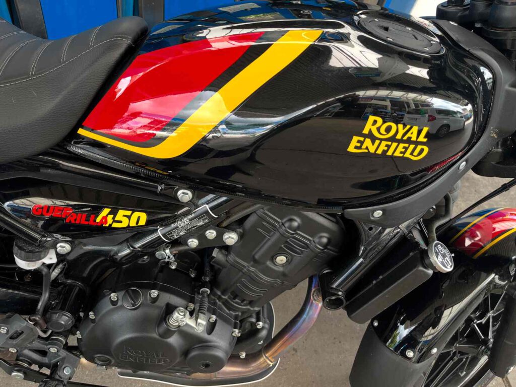 Lackdesign Playa Black an der Royal Enfield 450 Guerrilla