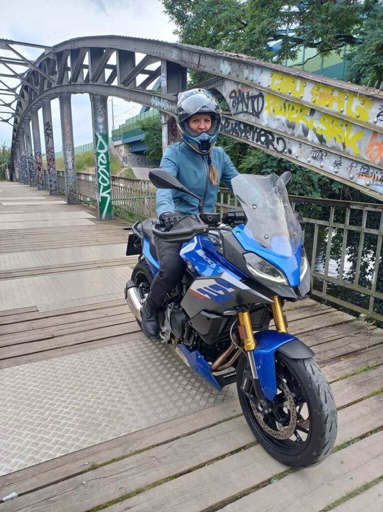 Anja testet für SHE is a RIDER heute das Motorrad-Sommeroutfit von Klim