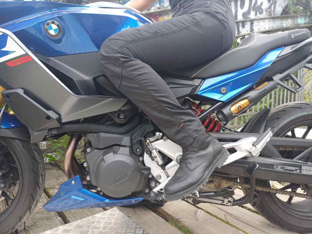 Klim Outrider Pants auf Motorrad