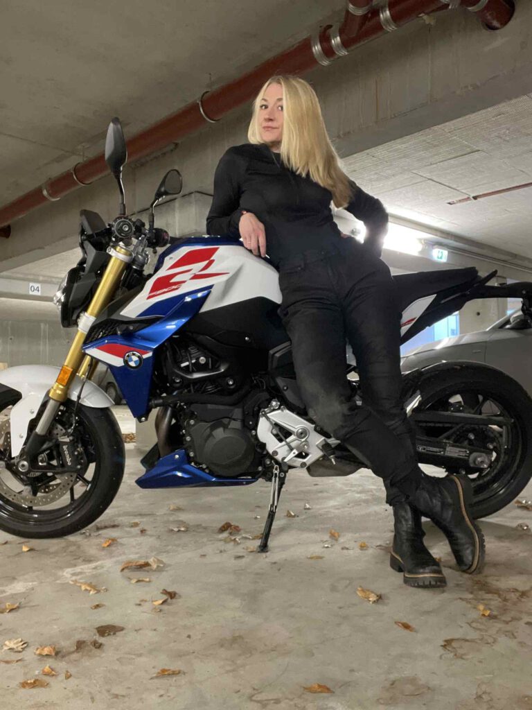 Pando Moto Lorica Black A an BMW F900R