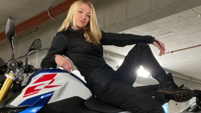 PandoMoto Baselayer an Jule auf BMW
