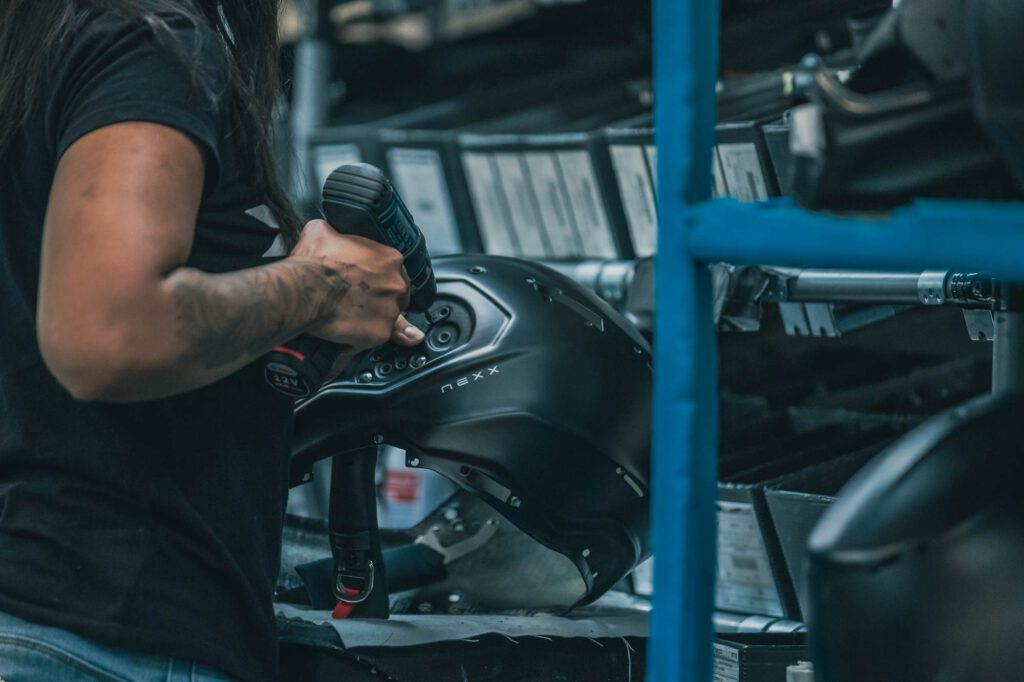 Bei Nexx Helme wird in Handarbeit gefertigt