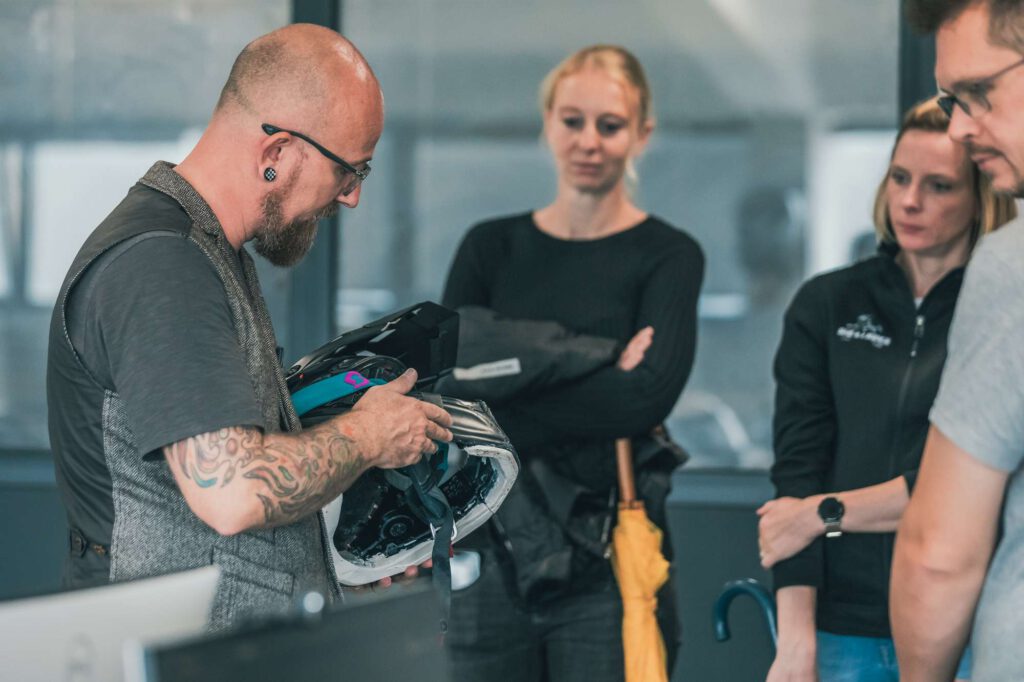 Mirko Nagler präsentiert die Helmproduktion bei Nexx
