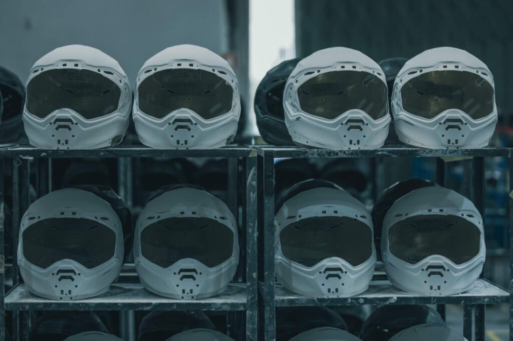 Helmschalen warten bei Nexx auf die nächsten Schritte.