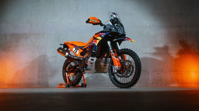 Blick auf die KTM Adventure 890 R Rally
