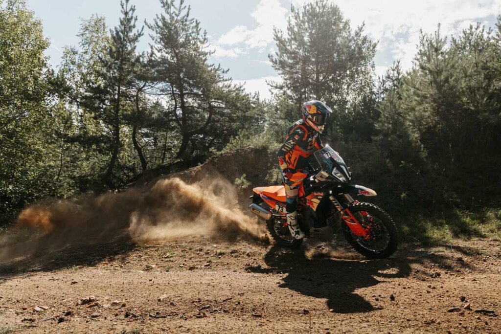 Die KTM 890 Adventure R Rally 2026 ist ein Statement in Sachen rallye-erprobter Ingenieurskunst