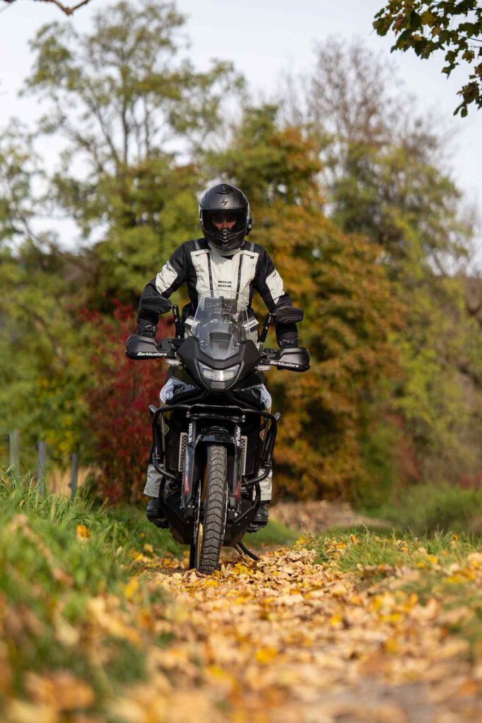 Motorradfahrerinnen fahren offroad im Stehen - wie wir alle.